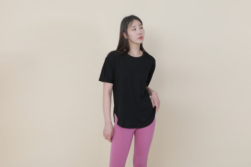 블랙 티와 핑크 레깅스